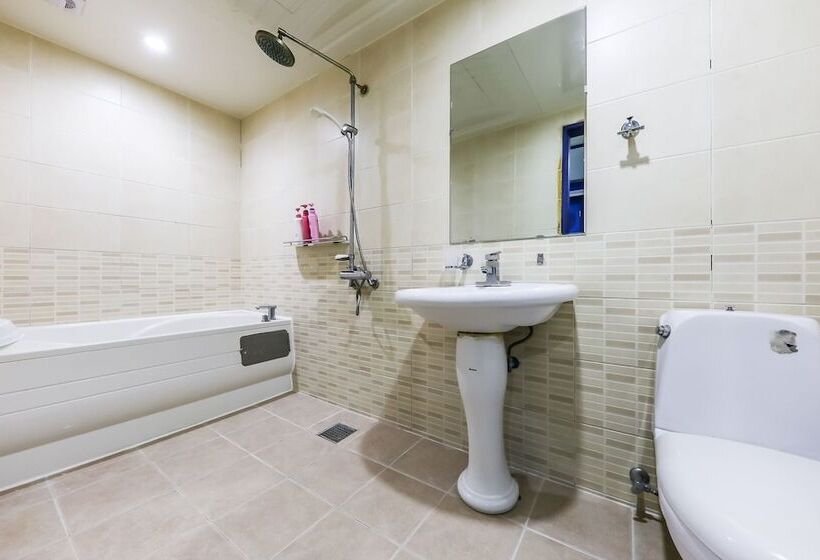 מוטל Julia Hongsung