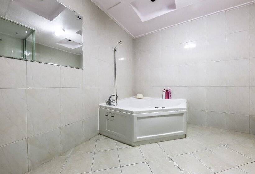 מוטל Julia Hongsung