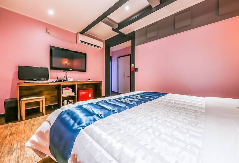 מוטל Julia Hongsung