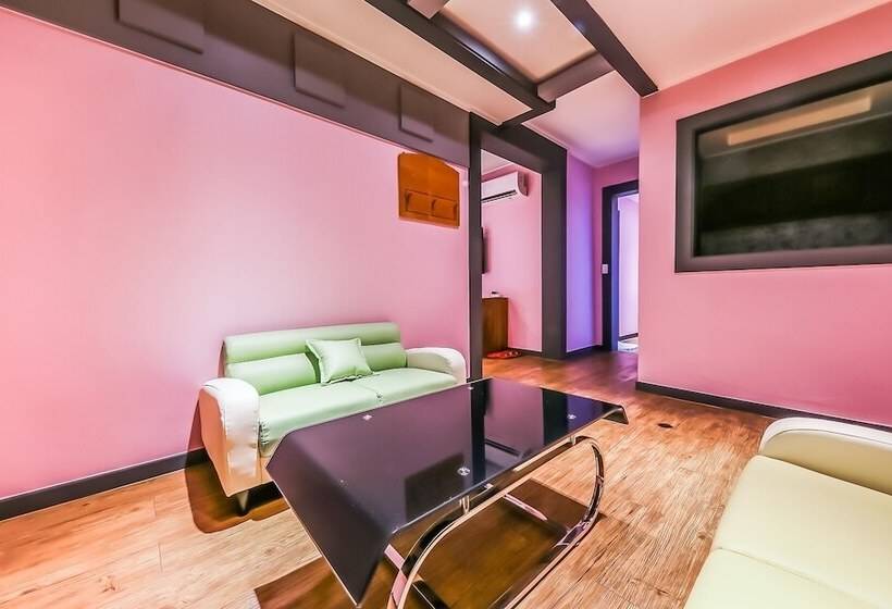 מוטל Julia Hongsung