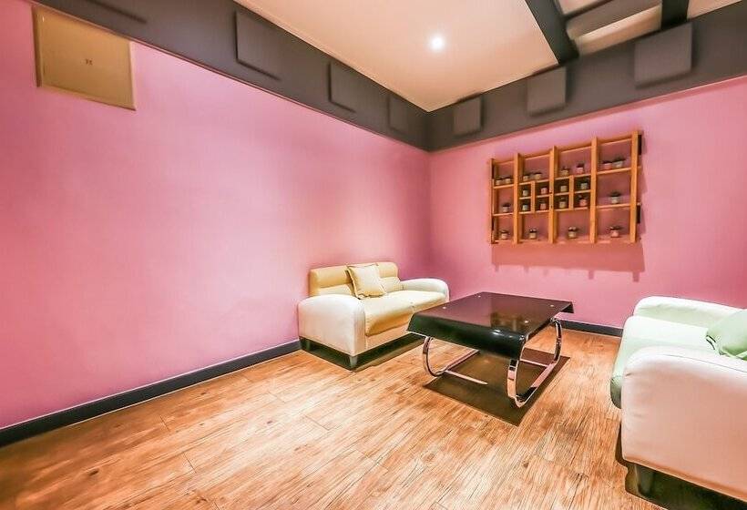 מוטל Julia Hongsung