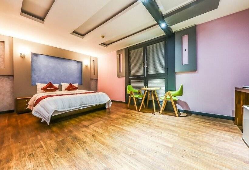 מוטל Julia Hongsung