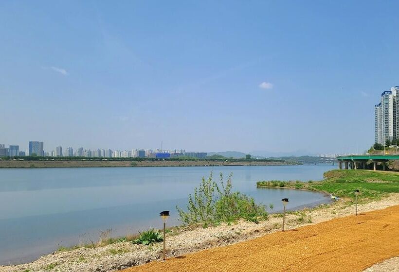 汽车旅馆  Namyangju River Beach