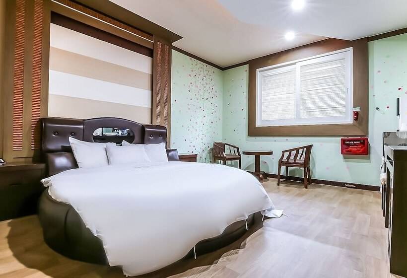 汽车旅馆  Taean Sharp