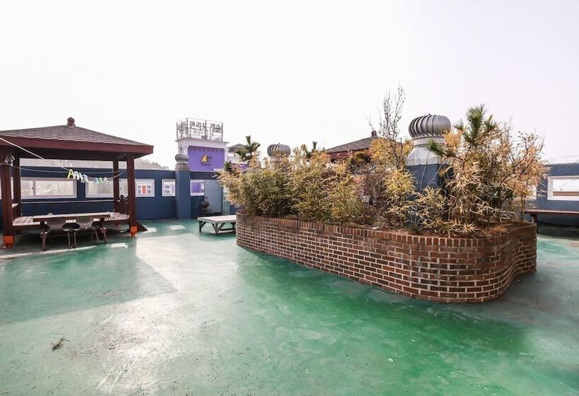 汽车旅馆  Taean Sharp