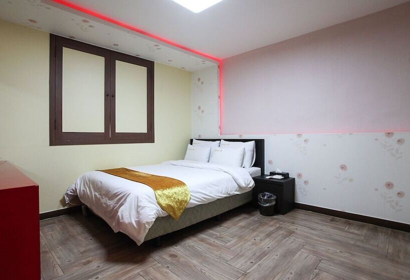 Motel Taebaek M