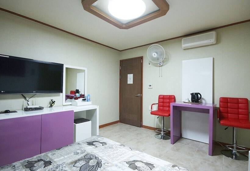 Motel Tongyeong Crown