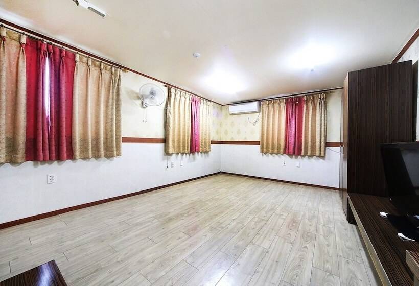 Motel Tongyeong Crown