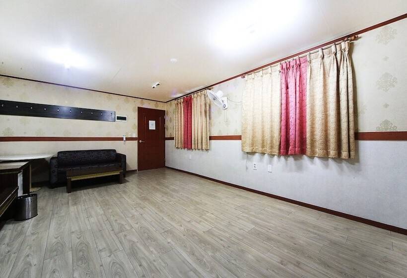 Motel Tongyeong Crown