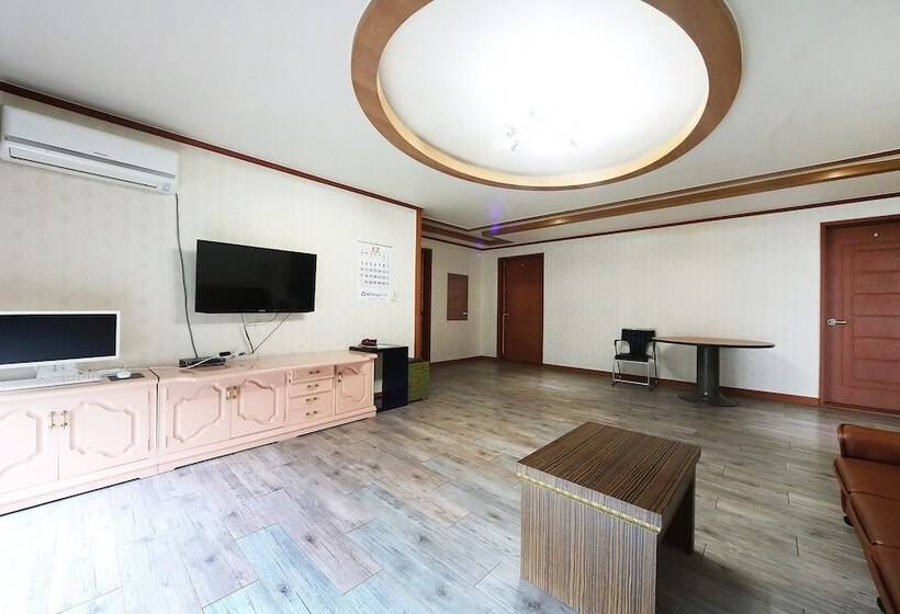 Motel Tongyeong Crown