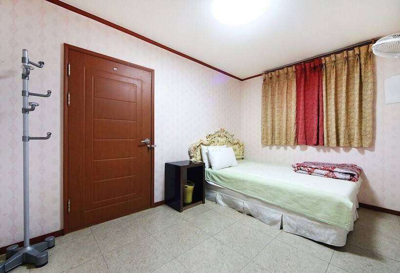Motel Tongyeong Crown