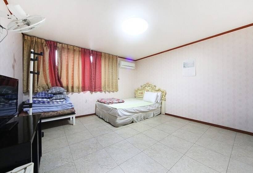 Motel Tongyeong Crown