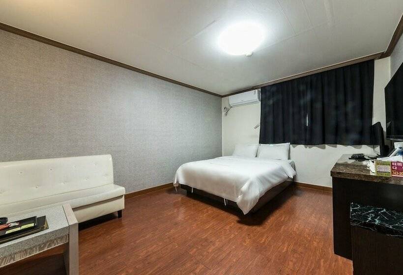 Motel Wonju Big Tree