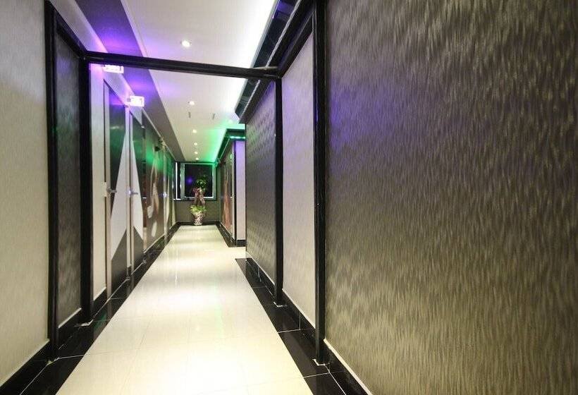 Motel Parasol Scale B