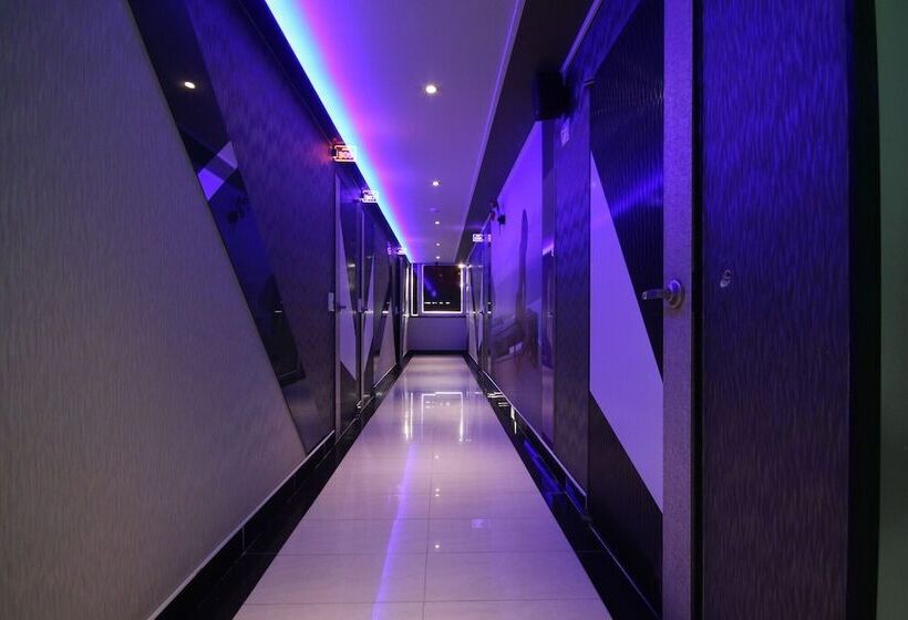 Motel Parasol Scale B