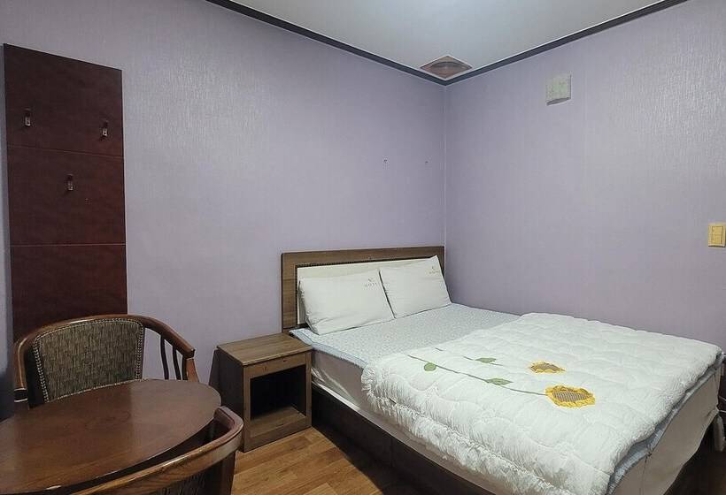 Motel Yeongju E