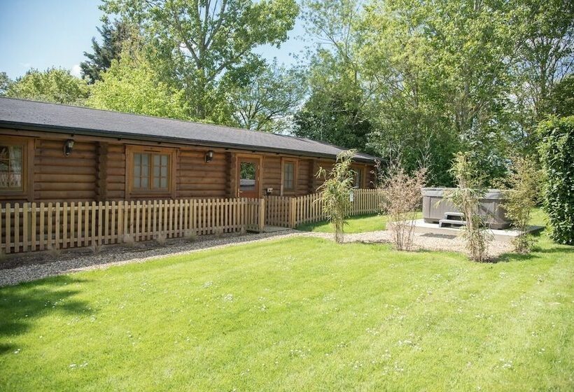 Oak Lodge With Hot Tub, Kingfishers