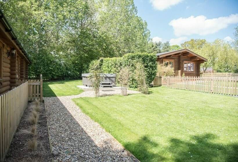 Oak Lodge With Hot Tub, Kingfishers