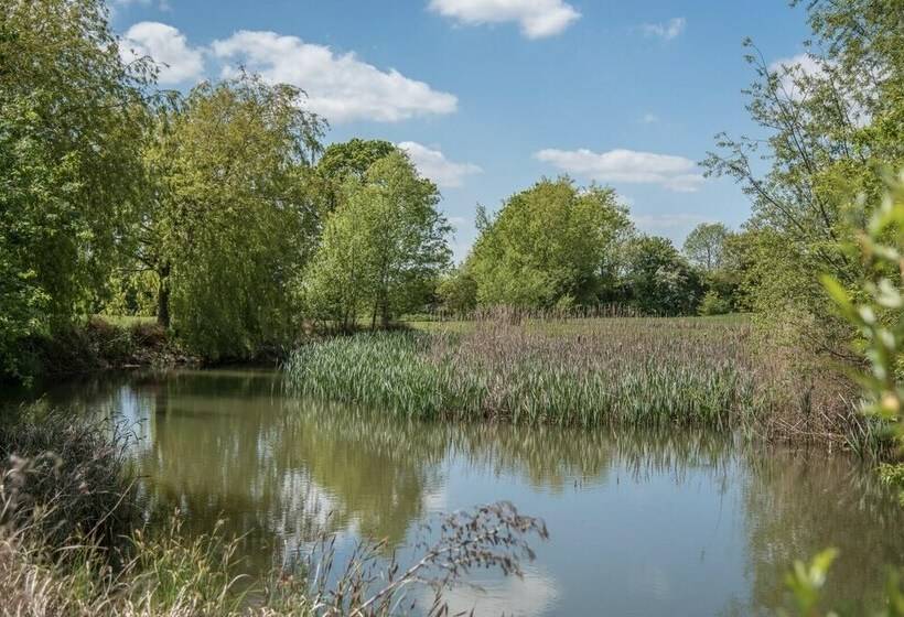 Oak Lodge With Hot Tub, Kingfishers
