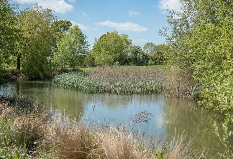 Oak Lodge With Hot Tub, Kingfishers