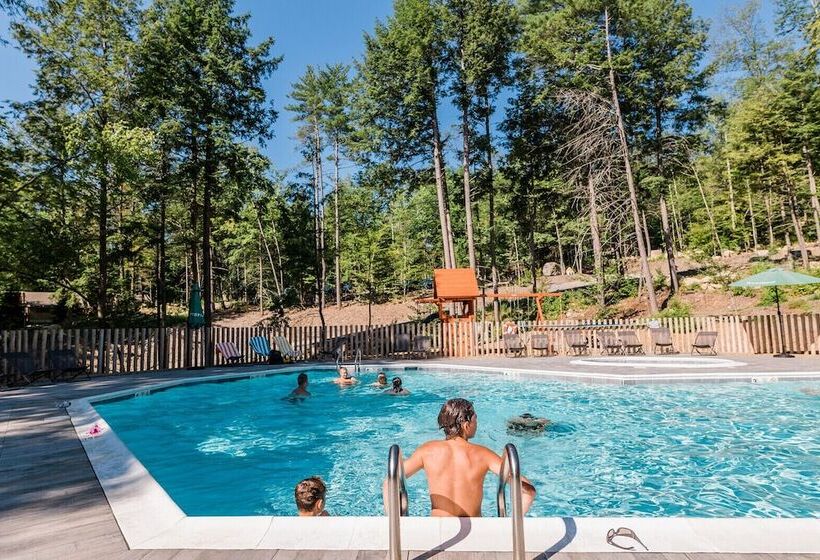 Курорт Huttopia Adirondacks