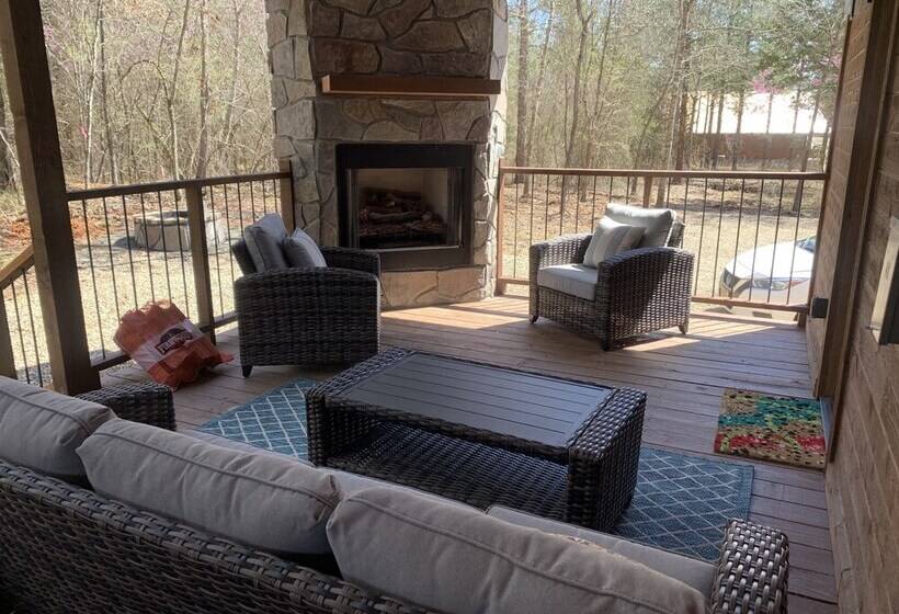 Standing Bear Studio Cabin With Hot Tub On The Deck By Redawning