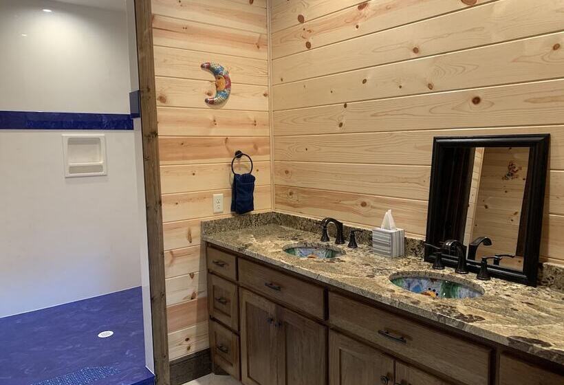 Standing Bear Studio Cabin With Hot Tub On The Deck By Redawning