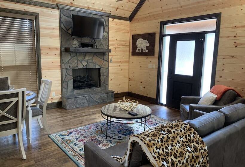 Standing Bear Studio Cabin With Hot Tub On The Deck By Redawning