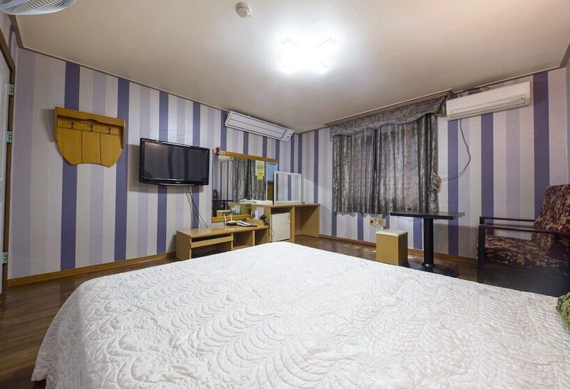 Taean Shinjindo Beach Condo Motel