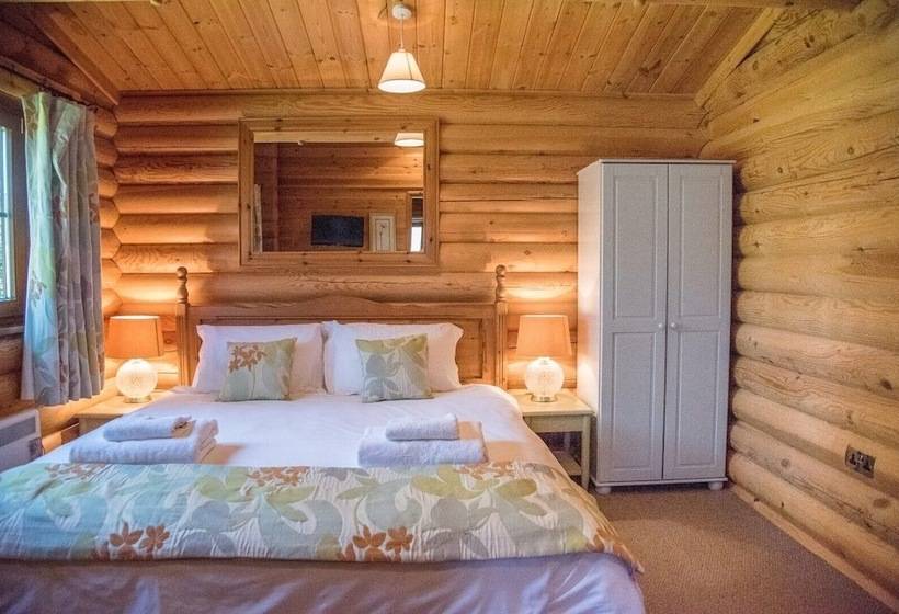 Willow Lodge With Hot Tub, Kingfishers