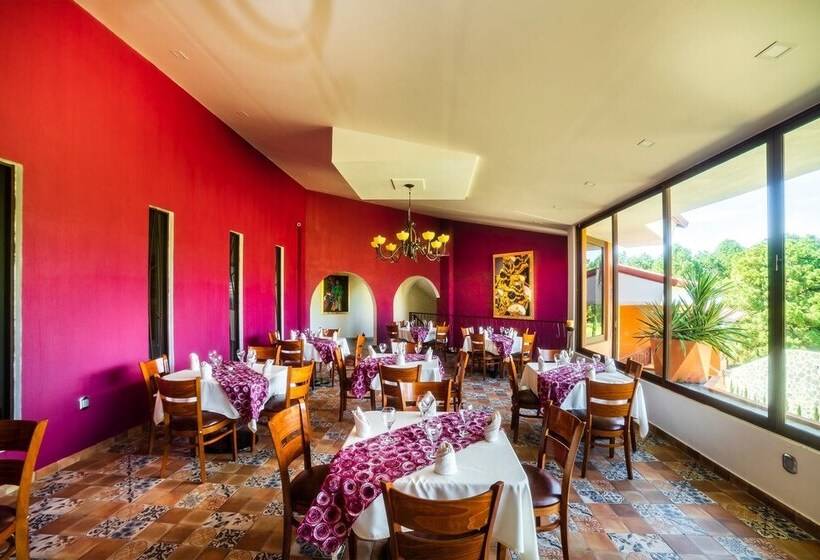 فندق El Roble Resort