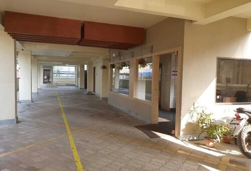 فندق Gulmohar Grand