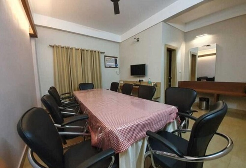 Отель Gulmohar Grand