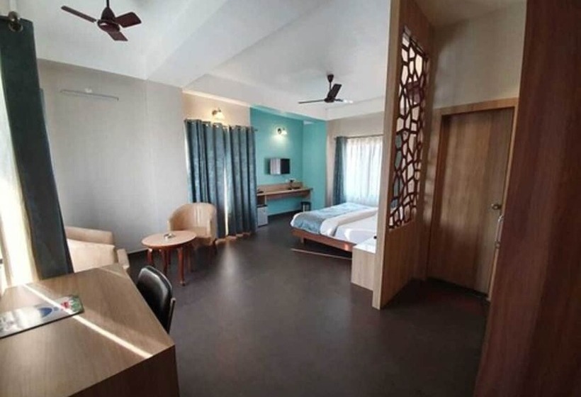 Отель Gulmohar Grand