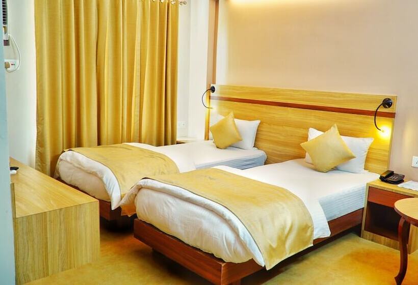 Отель Gulmohar Grand