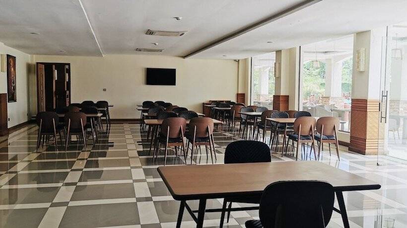 هتل Kampala Nile Resort