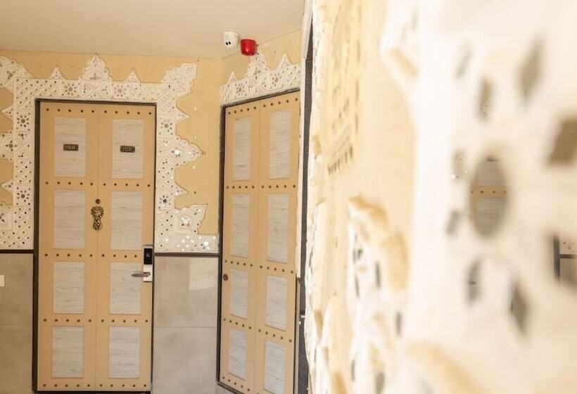 Отель Neonz Resort & Club