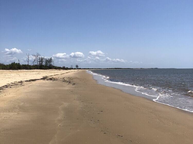 فندق Saadani Safari Lodge   Bush, River, Beach