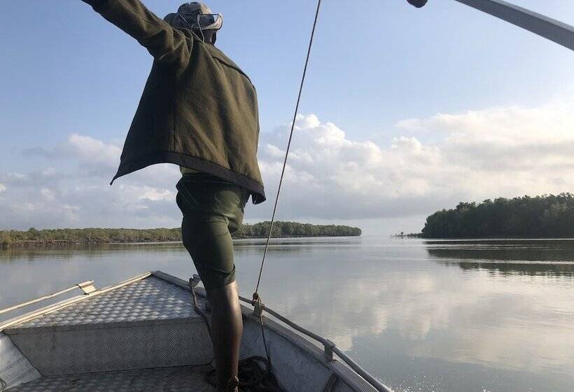 בית מלון כפרי Saadani Safari Lodge   Bush, River, Beach