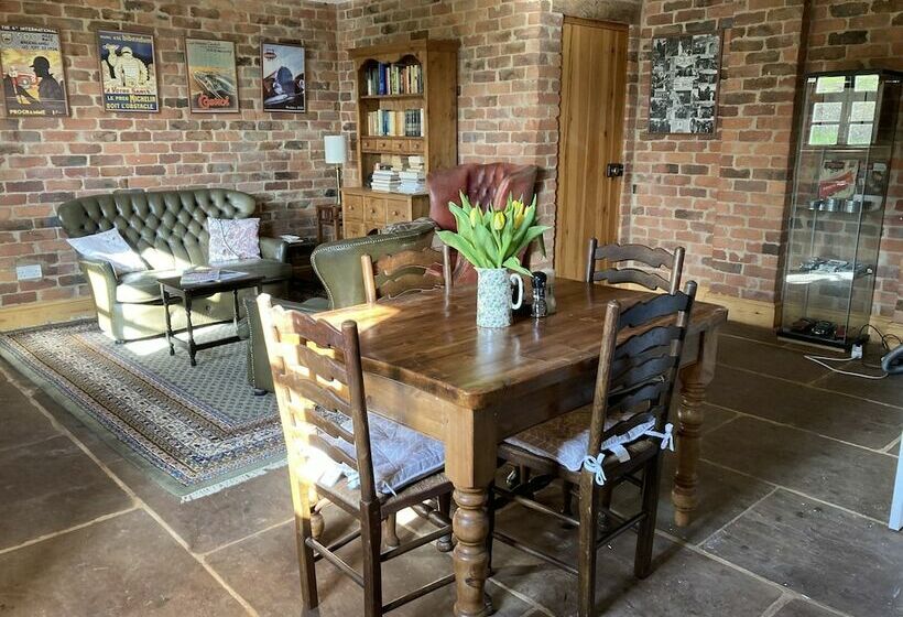 בית מלון כפרי The Motor House