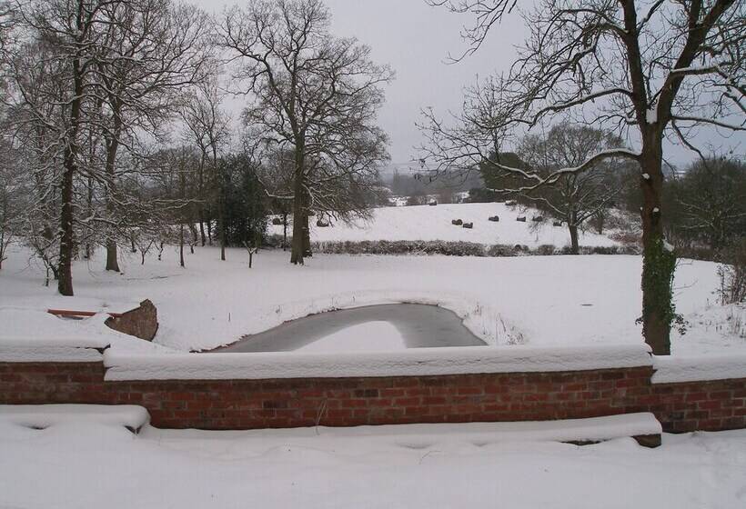 בית מלון כפרי The Motor House