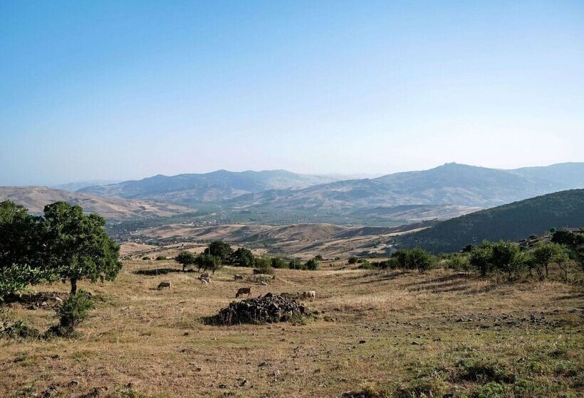 Inviting Cottage In Maniace With Private Garden