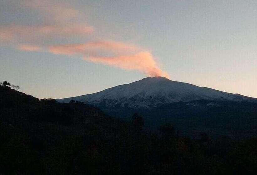 Inviting Cottage In Maniace With Private Garden