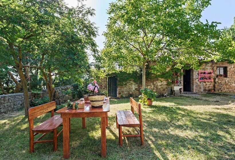 Inviting Cottage In Maniace With Private Garden