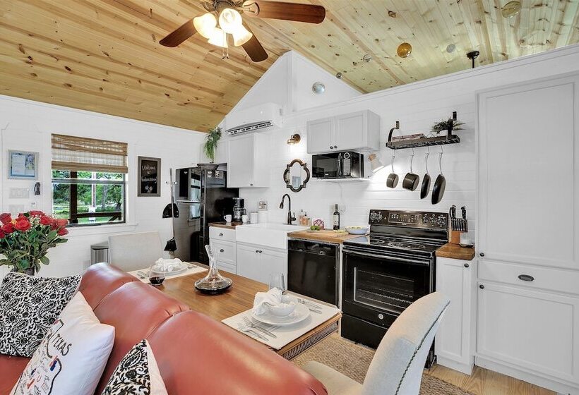 Luxurious Cottage On 3 Acre S In Fred Wine Country