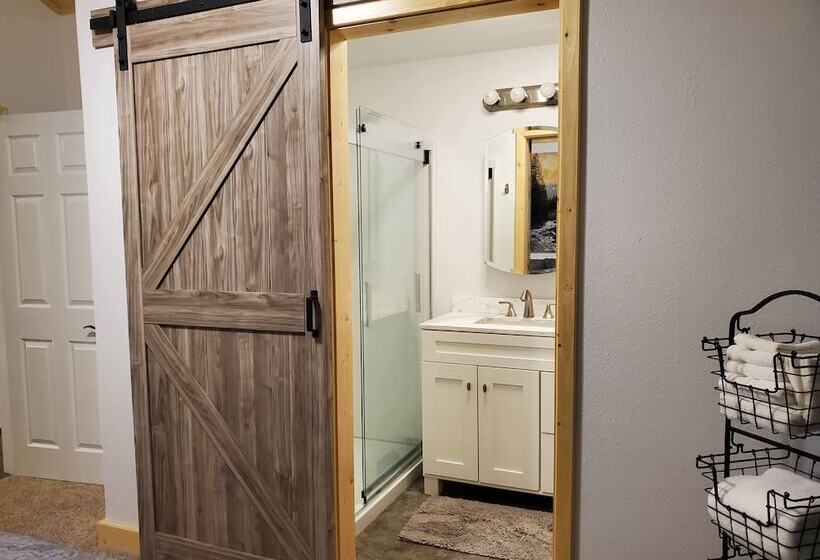 汽车旅馆  Delta Accommodations Alaska Country Inn