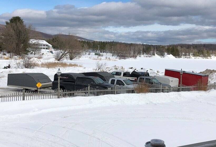 فندق على الطريق Island Pond Country Inn