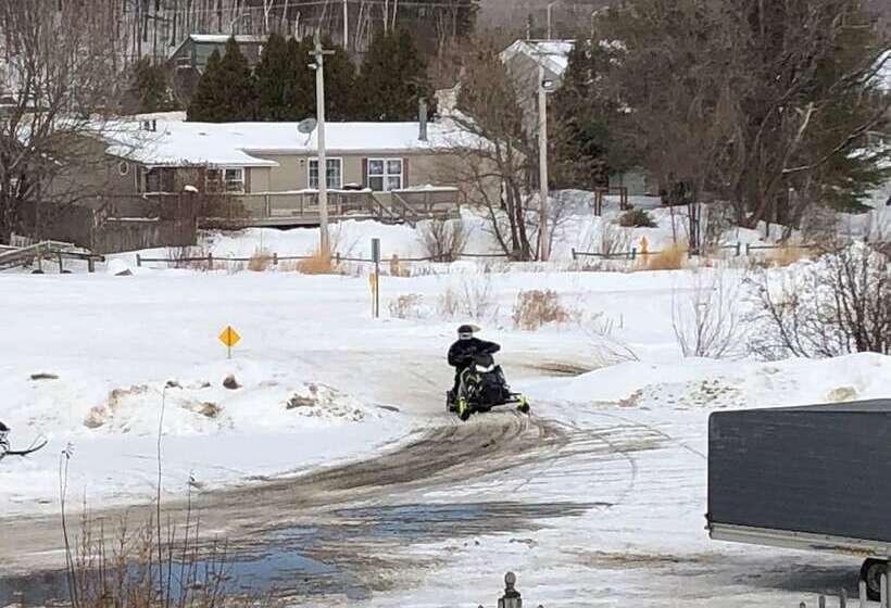 فندق على الطريق Island Pond Country Inn