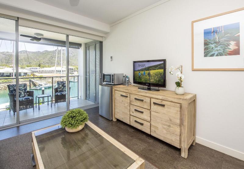 מוטל Magnetic Blue Waterfront Apartments