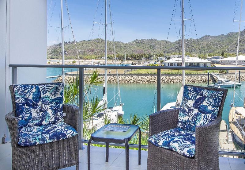 מוטל Magnetic Blue Waterfront Apartments